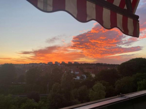 Beautiful sunset from 7th floor! 2bedrooms/balcony/free parking and bikes